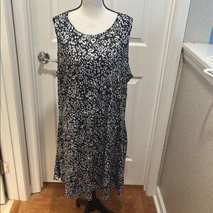Black and White Cotton/Poly Beach Cover Up. Hidden Side Pockets. Size XXL
